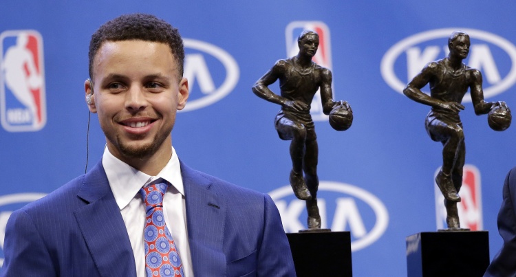 米兰体育app下载-2016年的今天：库里成为历史至今唯一一位全票MVP 勇士73胜9负